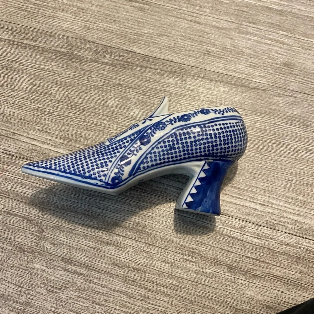 Blue and white decorative shoe the Canton collection is 7 3/4" long x 4 high - Picture 13 of 13